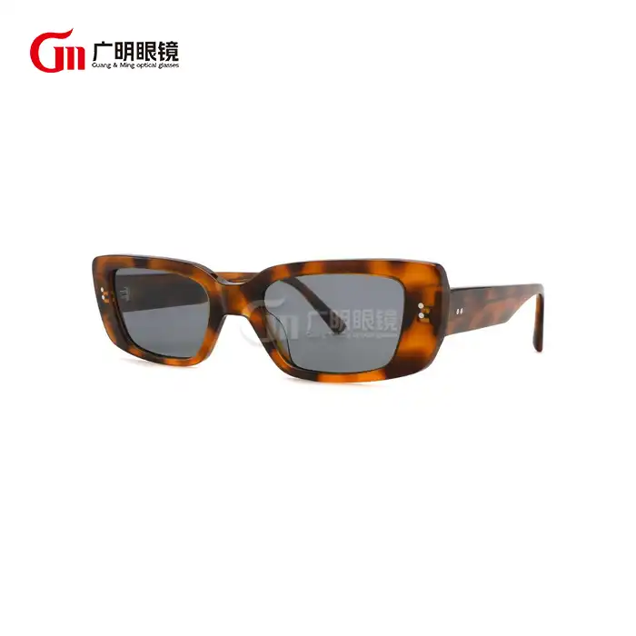 Watter UV-beskerming bied klein vierkantige sonbrille vir vroue?