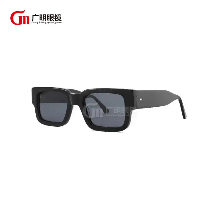 نظارة شمسية مربعة سوداء صغيرة